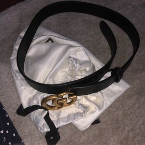 Gucci belt: barely used, looks brand new!